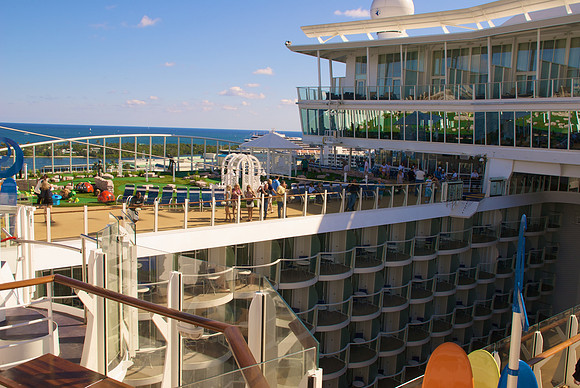 Sports Deck- ZipLine & Mini Golf